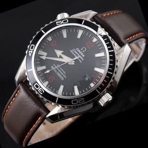 Reloj suizo Omega Seamaster serie 007 con correa de cuero con anillo de cerámica negra y escala de barra. Reloj mecánico automático de tres manecillas para hombre. Movimiento suizo.