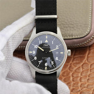 M + IWC Mark 18 -pilottikello "Tribute to Mark 11" -erikoispainos IW 327007. Miesten kello silkkihihna Automaattinen mekaaninen