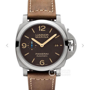 ZF Panerai 1351/PAM01351 P9010 automaattinen mekaaninen liike himmeä titaani sininen käsissä.