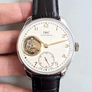 yksi-yhteen kopio IWC: n portugalilaisesta IW546301-mekaanisesta kellosta.