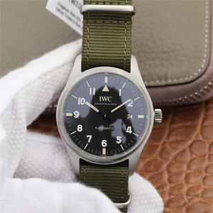 M + IWC Mark 18 Pilot's Watch "Tribute to Mark 11" Special Edition IW 327007. Herrklocka Silkband Automatisk mekanisk